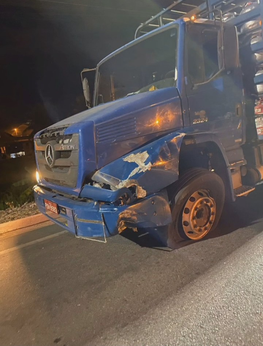 Grave acidente entre caminhão e motocicleta deixa um condutor  morto e passageiro gravemente ferido em Santana do Ipanema 