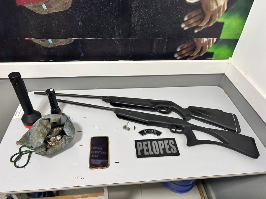 Três homens e um adolescente são flagrados pela polícia com armas, droga e munições no Povoado Rabeca