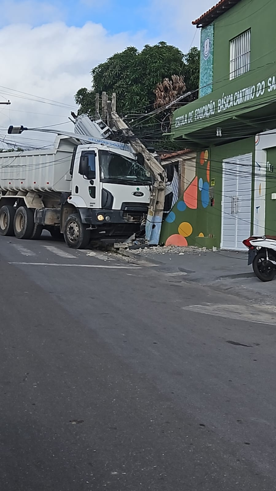 Caminhão basculante derruba poste no bairro Novo em Delmiro Gouveia