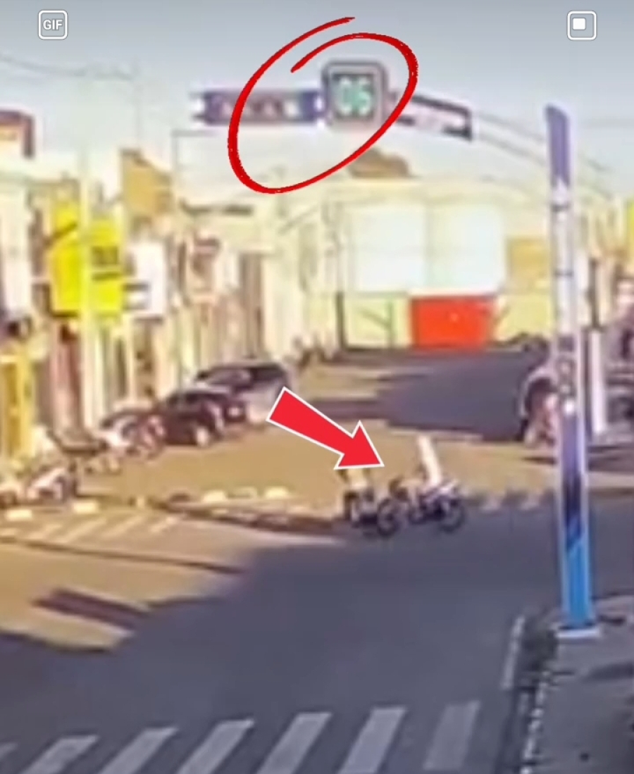 Motociclista avança o sinal vermelho e causa um acidente colidindo com uma condutora de outra motocicleta