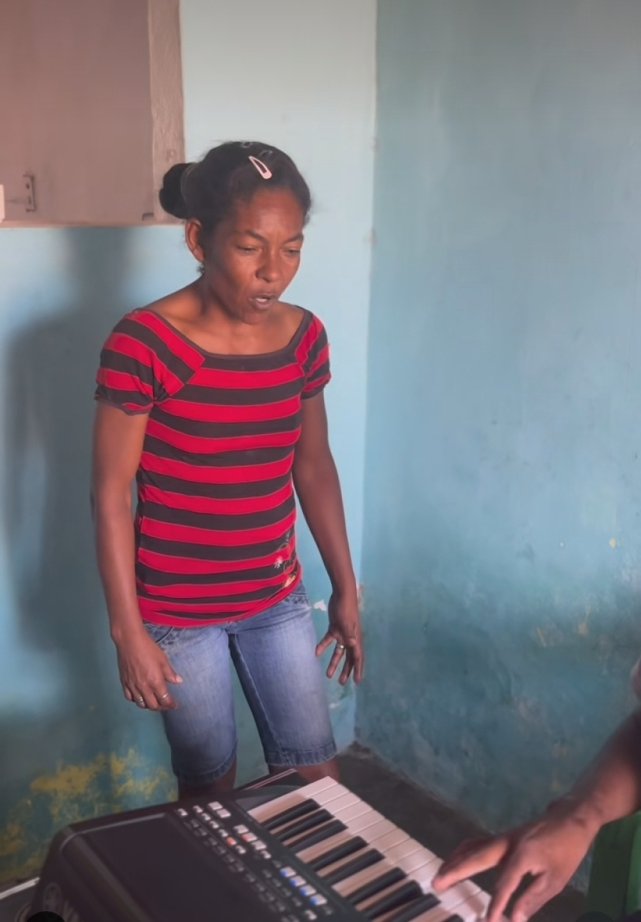 Damiana Nascimento de Caraibeiras  em Tacaratu viraliza na internet cantando músicas de Pablo do Arocha