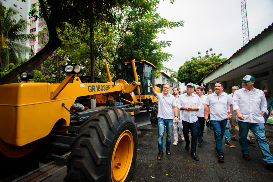 Governador Paulo Dantas e ministros entregam 30 máquinas agrícolas para municípios alagoanos