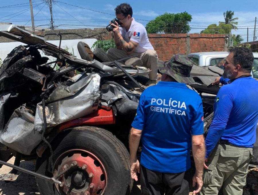 Polícia Científica faz perícia complementar em veículos de acidente que matou duas pessoas na Rota do Mar