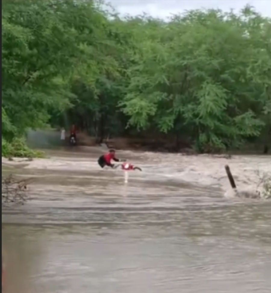 Jovem é arrastado por correnteza ao tentar atravessar com motocicleta em área alagada entre os Povoados Lagoinha e Salgado em Delmiro Gouveia