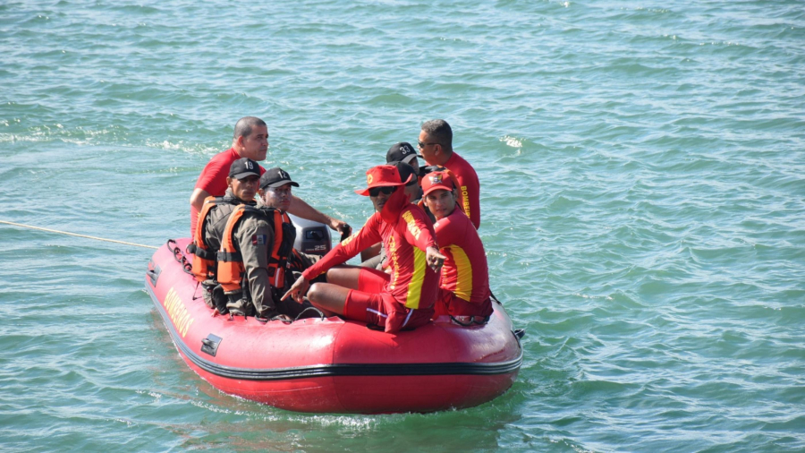 Corpo de Bombeiro resgata dois pescadores após naufrágio de catamarã em Maceió