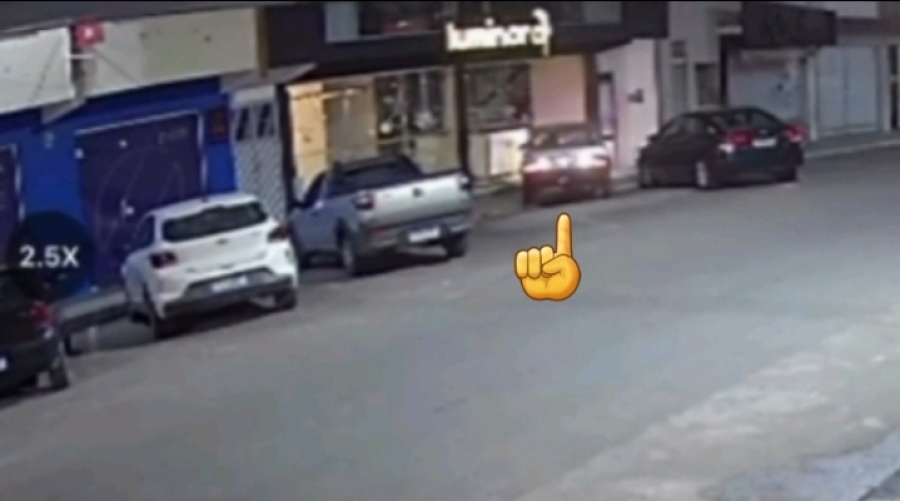 Carro invade loja no centro de Delmiro Gouveia