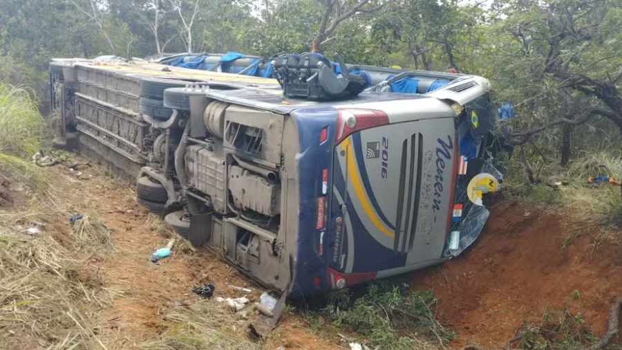 Ônibus do Neném Turismo que sofreu acidente na BR-251/MG resultando na morte de 2 pessoas; fazia viagem clandestina