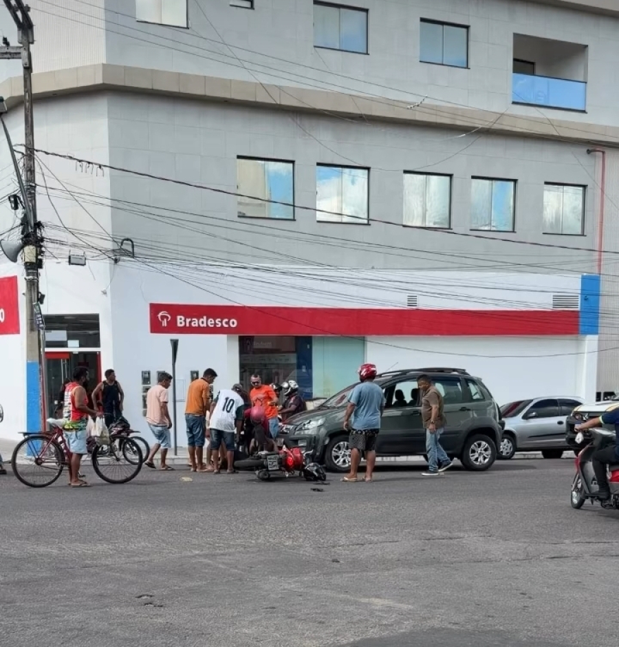 Acidente envolvendo uma Van e motocicleta é registrado no centro de Delmiro Gouveia e SMTT é acionada