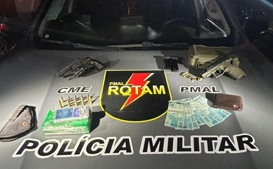 Polícia Militar apreende duas armas de fogo e meio quilo de maconha após denúncia no Jacintinho