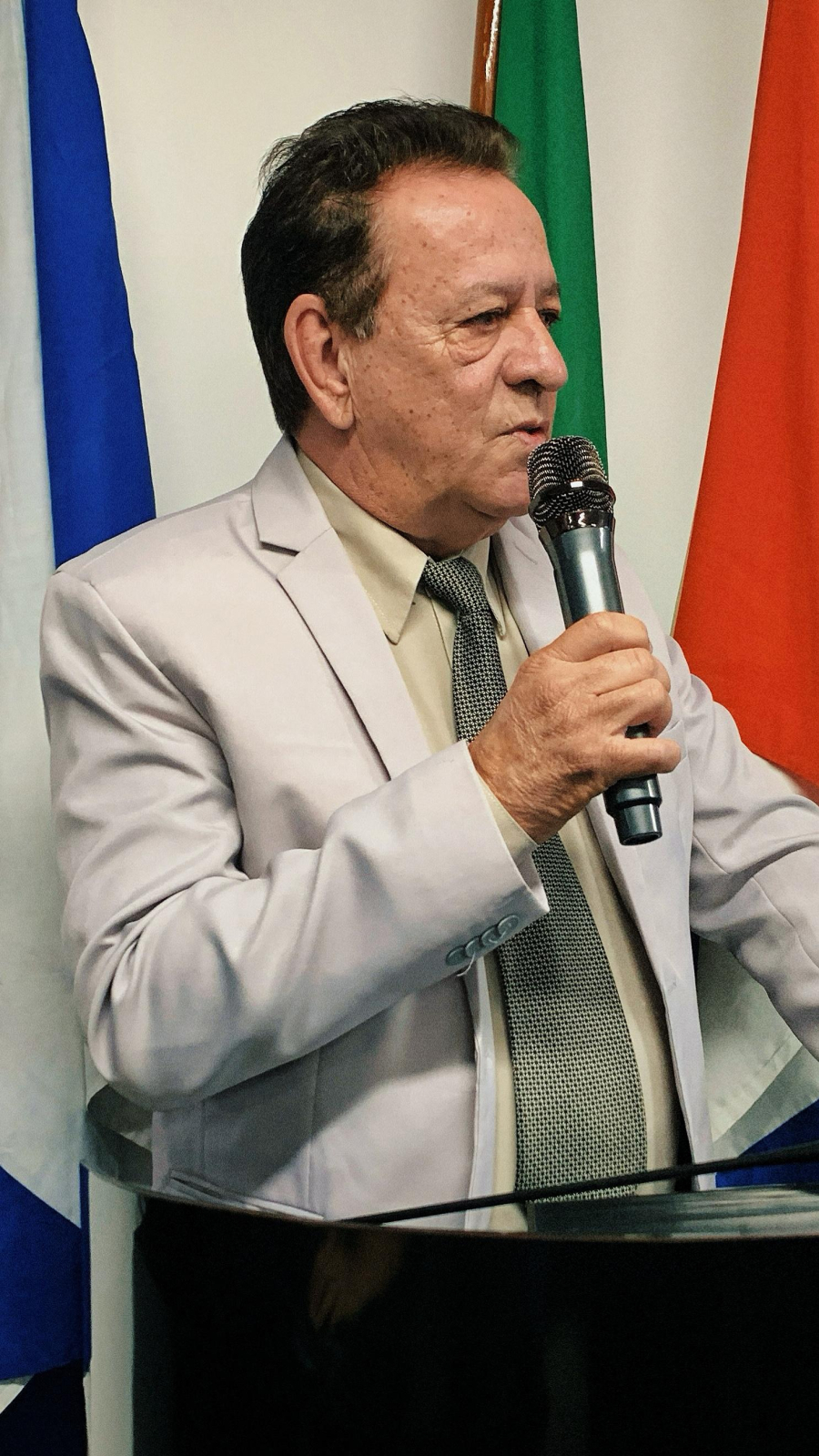 Vereador Simplesmente Jamil apresentou emenda que assegura aos estudantes transportes públicos até a conclusão do curso