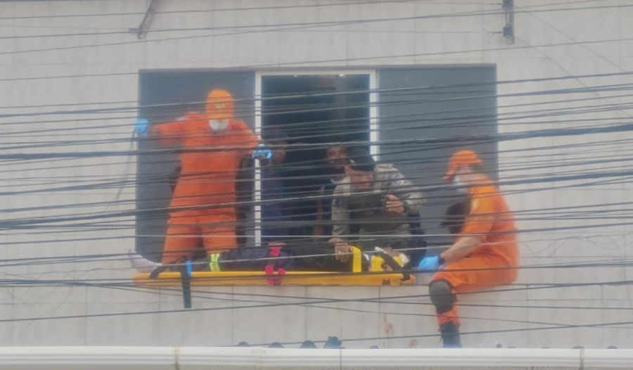 Guarnição da Polícia Militar presta primeiros socorros a profissional após acidente de trabalho no Jacintinho