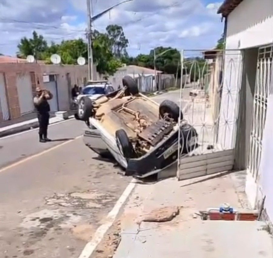 Condutor inabilitado atropela duas pessoas e capota carro no bairro Campo Grande em Delmiro Gouveia