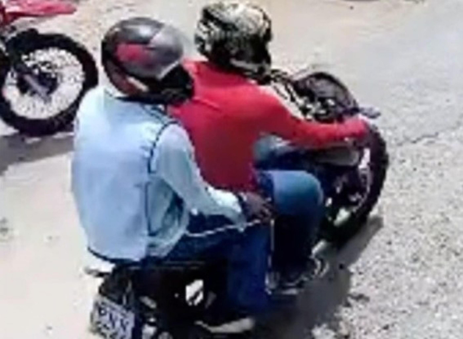 Polícia Civil de Alagoas busca identificar dupla envolvida em tentativa de homicídio em barbearia de Maceió