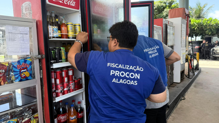 Procon-AL autua postos de combustíveis e apreende produtos vencidos na operação Consumo Seguro