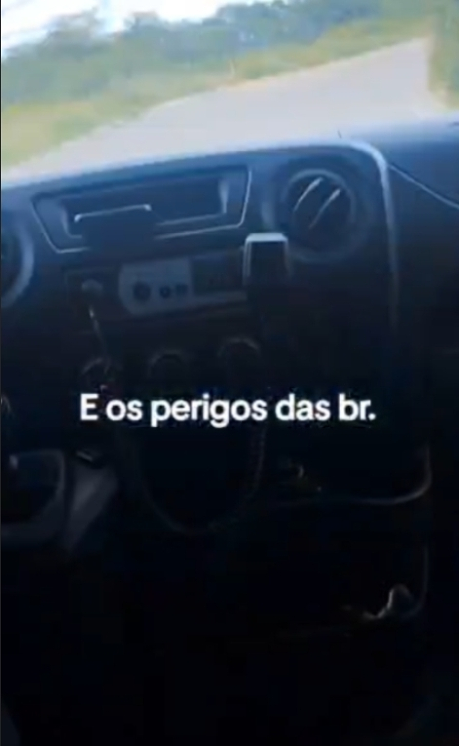 Ambulância da Secretaria de Saúde de Pariconha que transportava pacientes fica parada em rodovia perigosa por falta de combustível
