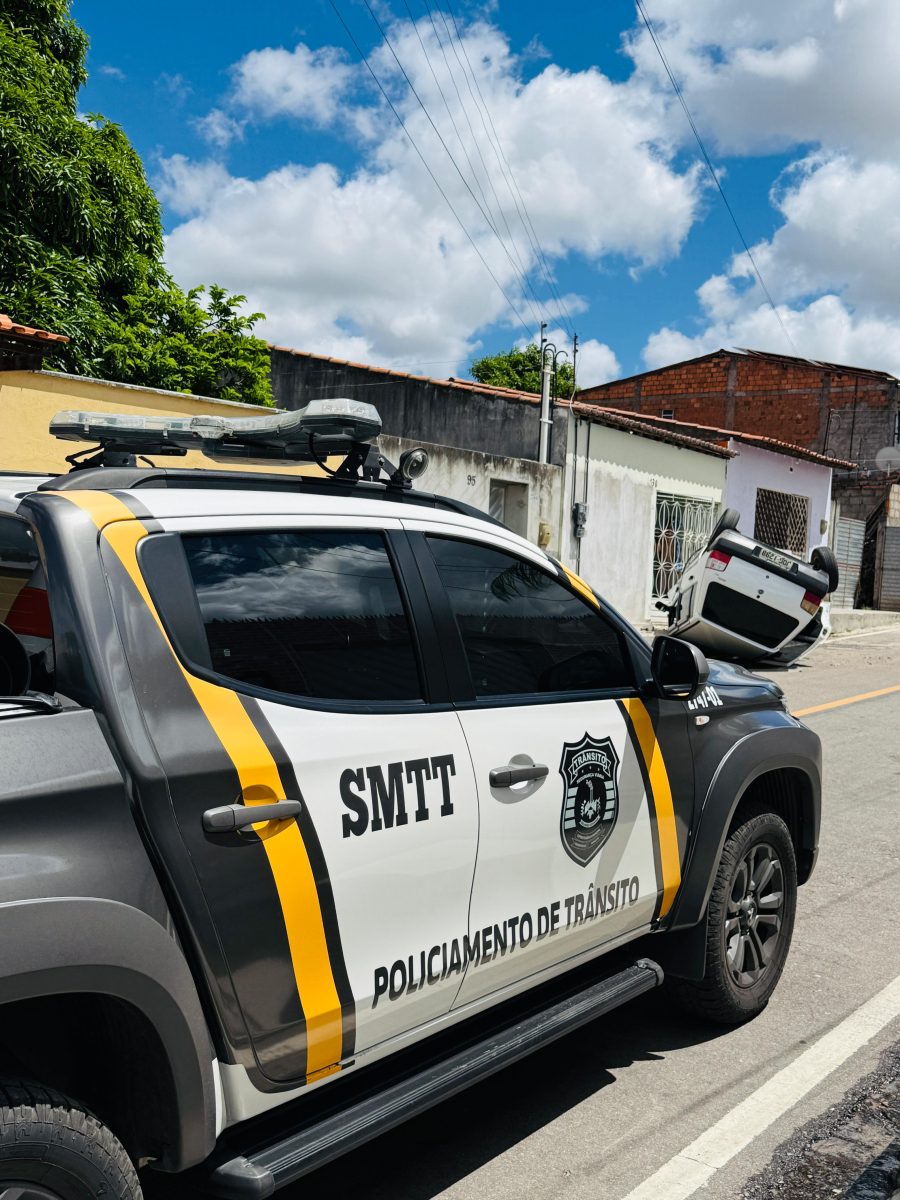 SMTT ATUA EM OCORRÊNCIA DE CAPOTAMENTO E REFORÇA ALERTA SOBRE CONDUÇÃO RESPONSÁVEL