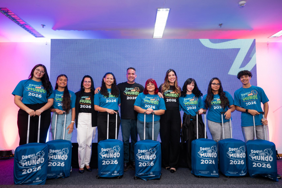 Paulo Dantas entrega kits do Daqui Pro Mundo para os 150 estudantes aprovados no intercâmbio