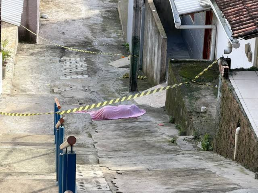 Jovem de 19 anos foi morta com disparos de arma da fogo no bairro Ouro Preto em Maceió