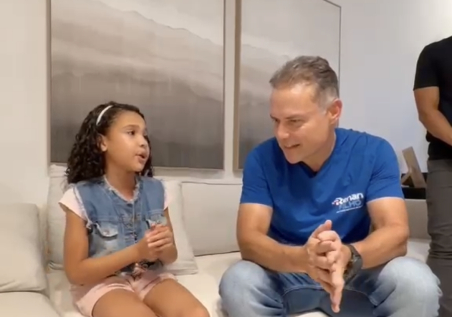 Renan Filho conhece criança que viralizou falando inglês e exalta educação pública