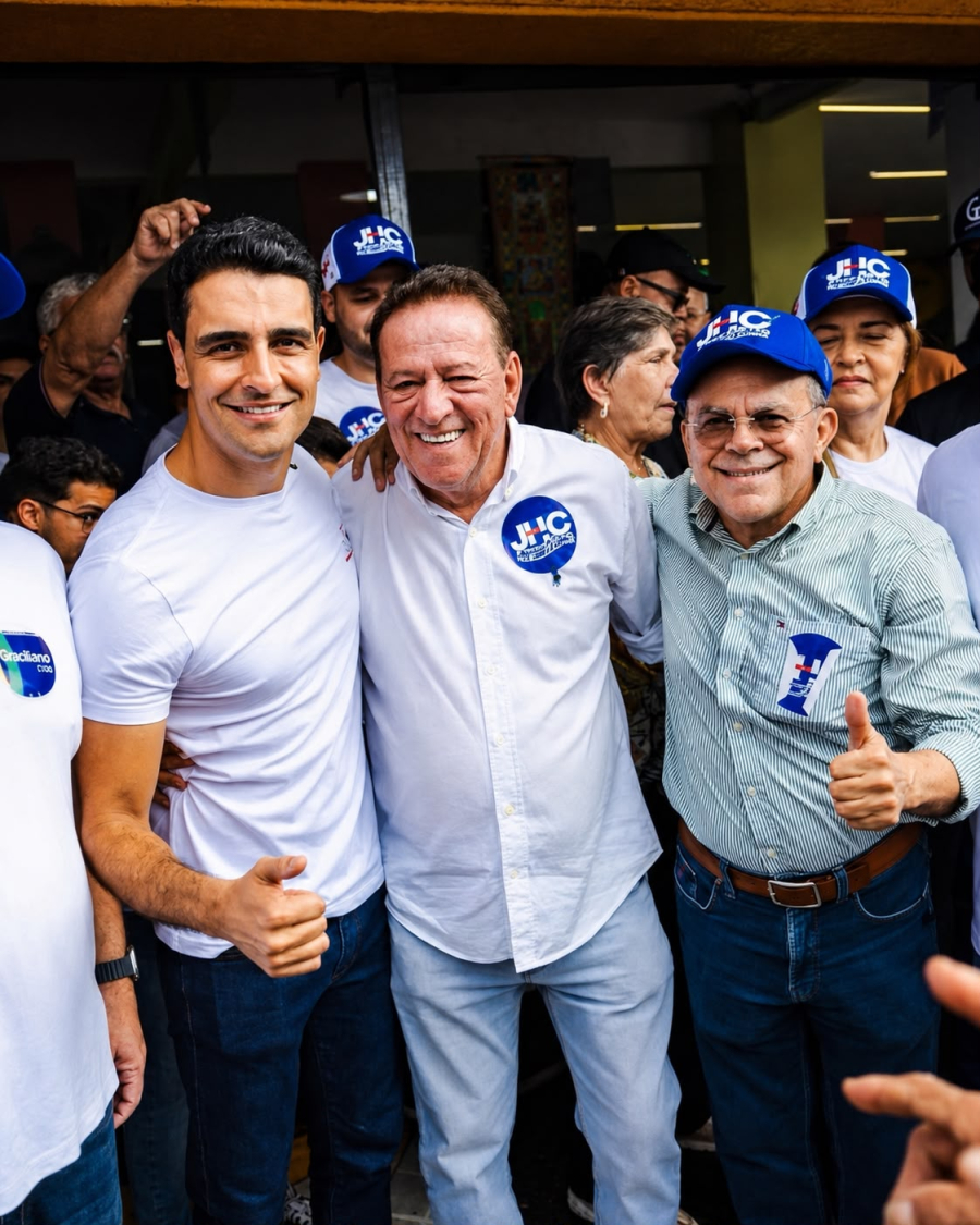 Vereador Simplesmente Jamil acompanha JHC e Gilvan Barros em visita à feira livre de Igaci-AL
