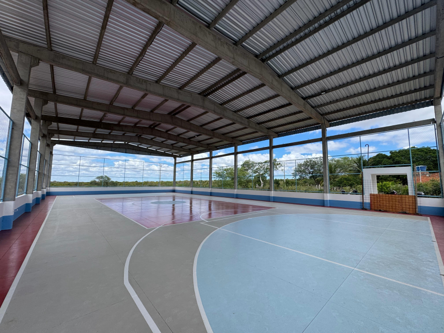 Obras das quadras poliesportivas em Caraíbas do Lino e Alto Bonito entram em fase de acabamento