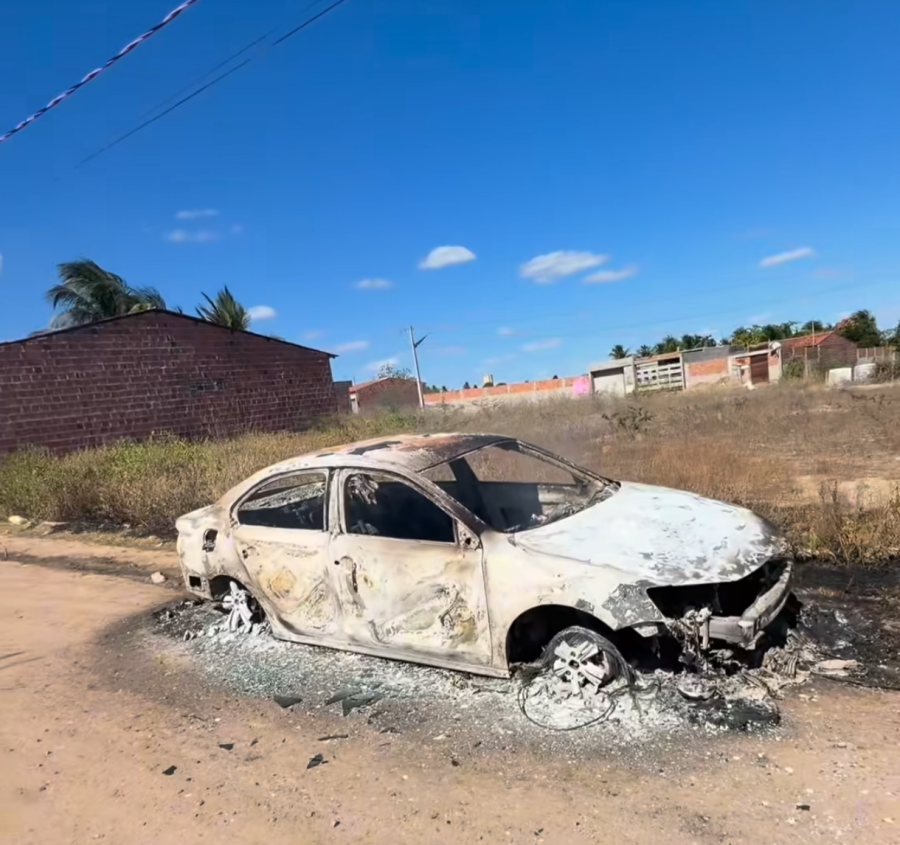 Mistério no Sertão: Bando encapuzado incendeia e dispara tiros contra carro em oficina de Delmiro Gouveia