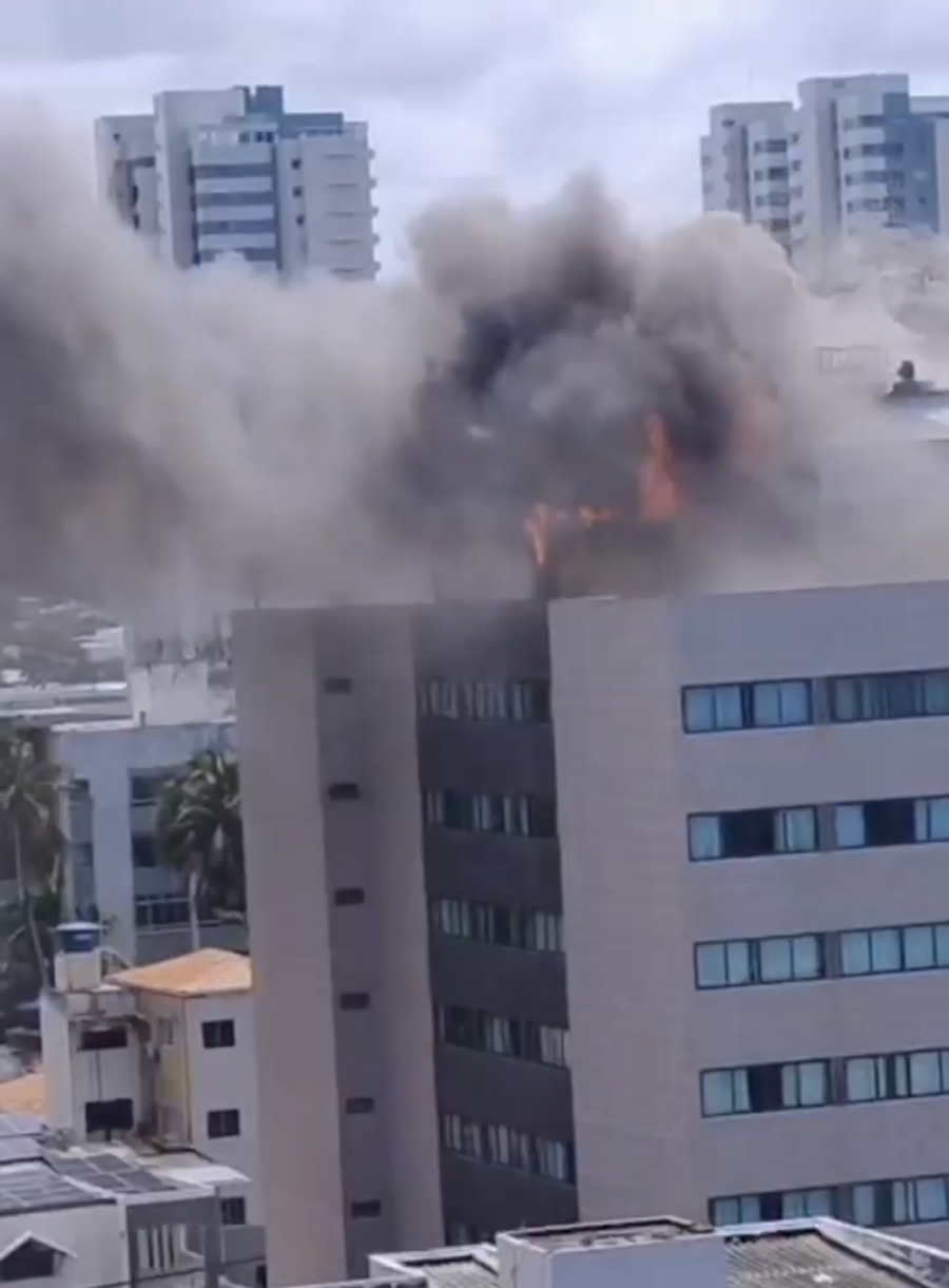 Renan Filho elogia agilidade dos Bombeiros ao conter fogo no Ritz Suítes