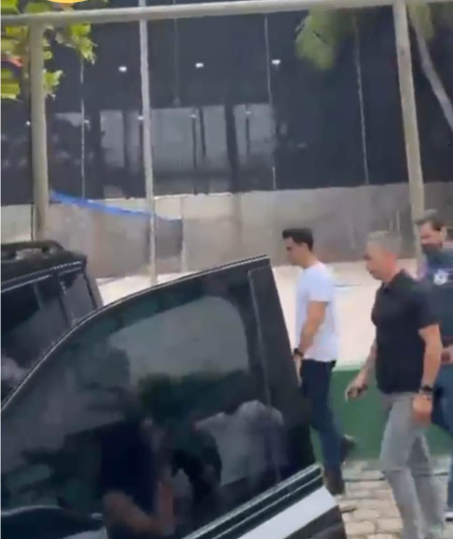 Após fugir de entrevista da Gazeta, JHC se esconde em carro para não falar com a imprensa