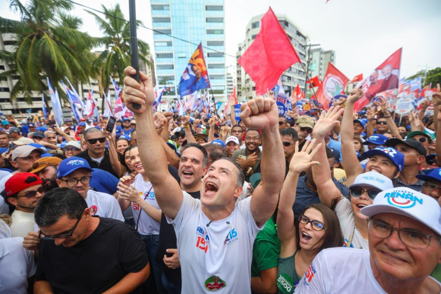 O povo deu o recado: Renan Calheiros reúne multidão na orla de Maceió a uma semana da eleição